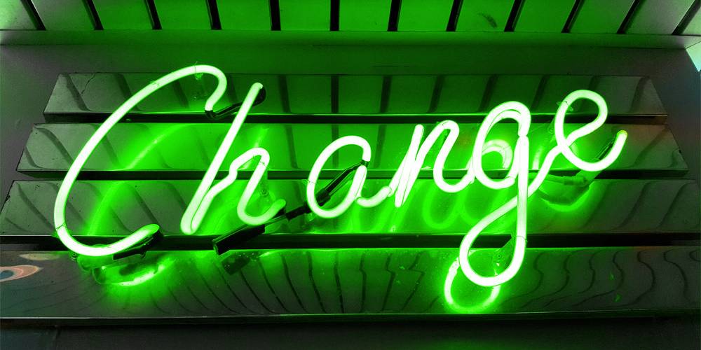 Sinnbild für unternehmerische und menschliche Veränderungen, Umdenken und den notwendigen Wechsel in Krisenzeiten. Es zeigt ein grün leuchtendes Neonschild mit dem Wort »Change«. Grün ist die Farbe der Hoffnung. Krise ist also auch immer eine Chance, aus der Erfolg und Stärke entstehen können.