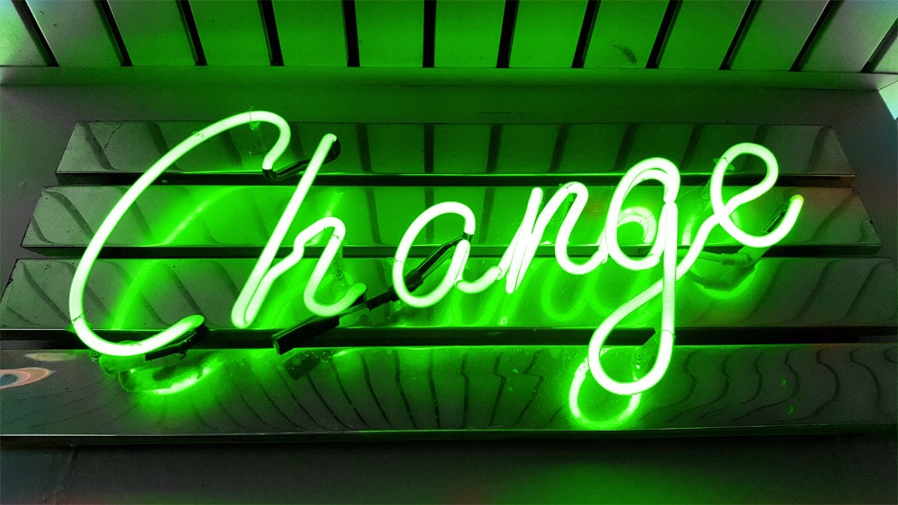 Sinnbild für unternehmerische und menschliche Veränderungen, Umdenken und den notwendigen Wechsel in Krisenzeiten. Es zeigt ein grün leuchtendes Neonschild mit dem Wort »Change«. Grün ist die Farbe der Hoffnung. Krise ist also auch immer eine Chance, aus der Erfolg und Stärke entstehen können.